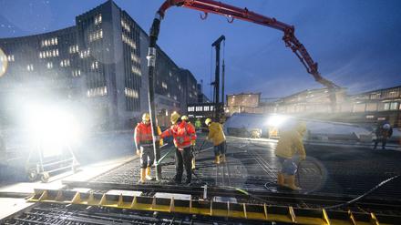 Arbeiter betonieren am 28.11.2023 das letzte Stück des Dachs des neuen Tiefbahnhofs im Rahmen des milliardenschweren Bahnprojekts Stuttgart 21.