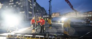 Arbeiter betonieren am 28.11.2023 das letzte Stück des Dachs des neuen Tiefbahnhofs im Rahmen des milliardenschweren Bahnprojekts Stuttgart 21.
