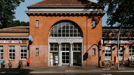 Die Sonnenallee spielt eine zentrale Rolle in Monique Luckas Episodenroman „Sun Avenue“. 