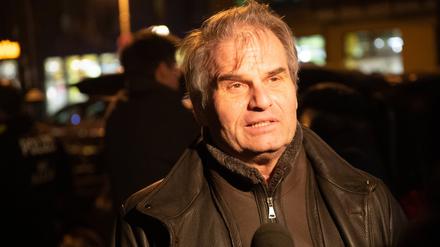 Rechtsanwalt Reiner Fuellmich steht am 14.01.2021 an der Kollwitzstraße vor einem gastronomischen Betrieb und spricht mit Journalisten.