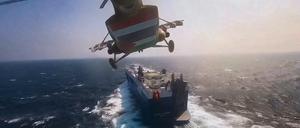 Ein Huthi-Hubschrauber fliegt am 19.11.2023 über das Frachtschiff „Galaxy Leader“.
