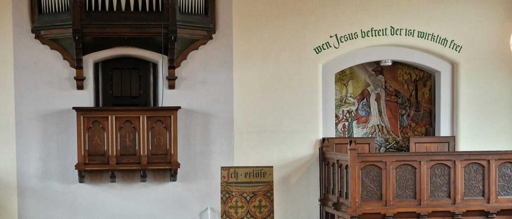 Innenansicht Gefängniskirche Tegel, rechts die wiederentdeckte Wandmalerei.