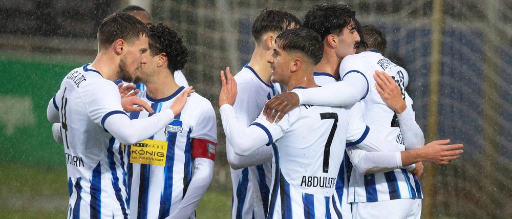 Die Spieler von Hertha BSC bejubeln das Tor von Gustav Christensen, das letztlich zum Sieg über die U 23 von Hansa Rostock reichte.