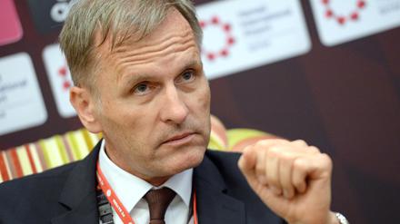 Hans-Udo Muzel, damaliger deutscher Botschafter in Katar, spricht am 05.01.2017 im Teamhotel des FC Bayern München zu Medienvertretern.