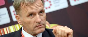 Hans-Udo Muzel, damaliger deutscher Botschafter in Katar, spricht am 05.01.2017 im Teamhotel des FC Bayern München zu Medienvertretern.