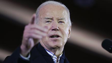 20.12.2023, USA, Milwaukee: US-Präsident Joe Biden spricht vor der Wisconsin Black Chamber of Commerce über seine Wirtschaftsagenda.