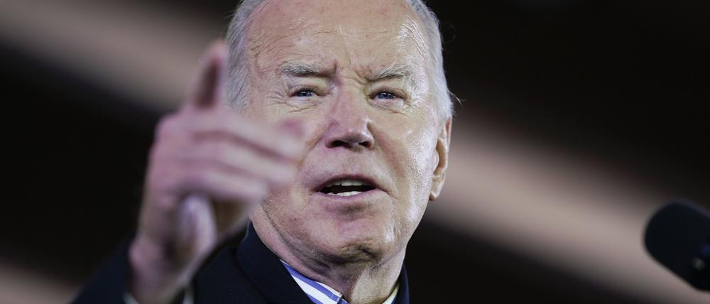20.12.2023, USA, Milwaukee: US-Präsident Joe Biden spricht vor der Wisconsin Black Chamber of Commerce über seine Wirtschaftsagenda.