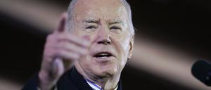 20.12.2023, USA, Milwaukee: US-Präsident Joe Biden spricht vor der Wisconsin Black Chamber of Commerce über seine Wirtschaftsagenda.
