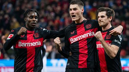 Leverkusens Jeremie Frimpong (l-r), Torschütze Patrik Schick und Jonas Hofmann jubeln nach dem Treffer zur 1:0 Führung. 