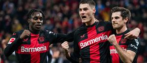 Leverkusens Jeremie Frimpong (l-r), Torschütze Patrik Schick und Jonas Hofmann jubeln nach dem Treffer zur 1:0 Führung. 