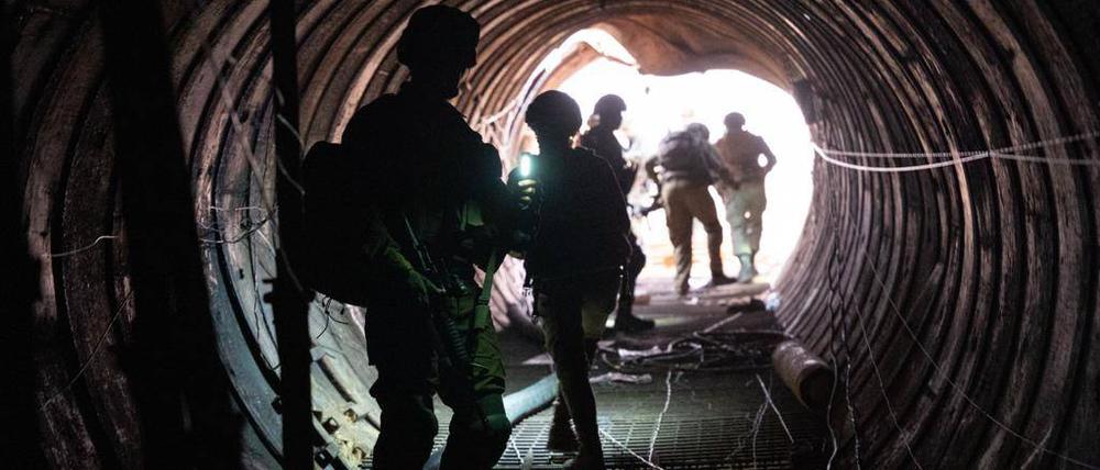 Dieses von den Israelischen Verteidigungsstreitkräften IDF am 17. Dezember 2023 veröffentlichte Foto zeigt israelische Soldaten, die ein großes unterirdisches Tunnelsystem der Hamas untersuchen, das im Gazastreifen entdeckt wurde.