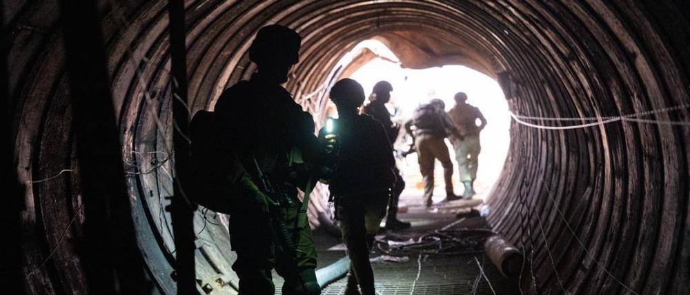 Dieses von den Israelischen Verteidigungsstreitkräften IDF am 17. Dezember 2023 veröffentlichte Foto zeigt israelische Soldaten, die ein großes unterirdisches Tunnelsystem der Hamas untersuchen, das im Gazastreifen entdeckt wurde. 