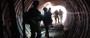 Dieses von den Israelischen Verteidigungsstreitkräften IDF am 17. Dezember 2023 veröffentlichte Foto zeigt israelische Soldaten, die ein großes unterirdisches Tunnelsystem der Hamas untersuchen, das im Gazastreifen entdeckt wurde. 
