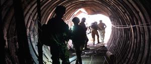 Dieses von den Israelischen Verteidigungsstreitkräften IDF am 17. Dezember 2023 veröffentlichte Foto zeigt israelische Soldaten, die ein großes unterirdisches Tunnelsystem der Hamas untersuchen, das im Gazastreifen entdeckt wurde.