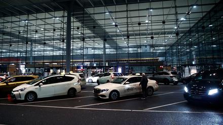 Taxis stehen am Flughafen BER. Der Hauptstadtflughafen BER richtet nun auch für Fahrdienstvermittler wie Uber, Bolt und Freenow Abholzonen ein. 