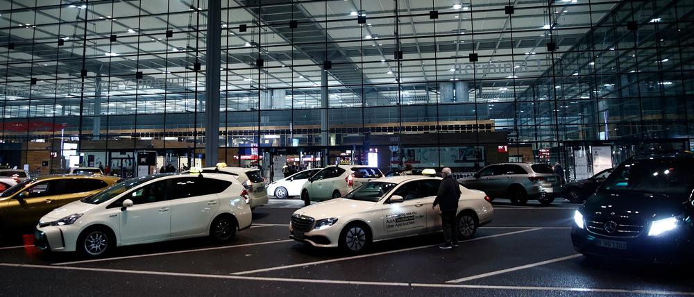 Taxis stehen am Flughafen BER. Der Hauptstadtflughafen BER richtet nun auch für Fahrdienstvermittler wie Uber, Bolt und Freenow Abholzonen ein.
