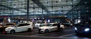 Brandenburg, Schönefeld: Taxis stehen am Flughafen BER.
