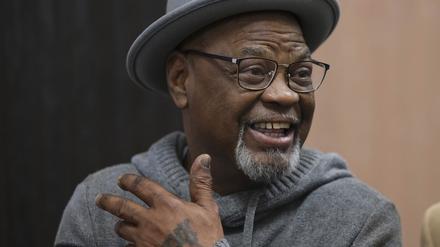 Glynn Simmons reagiert, nachdem er das Gerichtsgebäude verlassen hat.