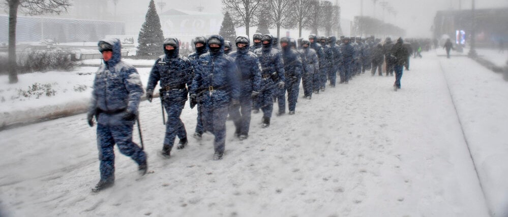 04.12.2023, Russland, Moskau: Soldaten der russischen Nationalgarde gehen bei starkem Schneefall durch die „VDNKh“, eine Ausstellung der Errungenschaften der Volkswirtschaft.
