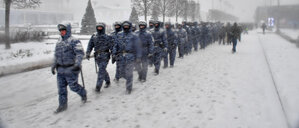 04.12.2023, Russland, Moskau: Soldaten der russischen Nationalgarde gehen bei starkem Schneefall durch die „VDNKh“, eine Ausstellung der Errungenschaften der Volkswirtschaft.