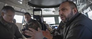 Der ukrainische Verteidigungsminister Rustem Umjerow fährt während eines Besuchs in der Frontstadt in der Region Charkiw (Archivfoto).