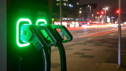 Je mehr E-Autos in Deutschland unterwegs sind, desto mehr sinken die Steuereinnahmen des Bundes. 