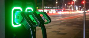 Je mehr E-Autos in Deutschland unterwegs sind, desto mehr sinken die Steuereinnahmen des Bundes. 