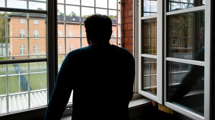 ARCHIV - 29.04.2016, Brandenburg, Eberswalde: Ein Straftäter steht vor einem vergitterten Fenster in einer Klinik für Forensische Psychiatrie (Maßregelvollzug) auf dem Gelände eines Krankenhauses. Bremen will mehr Plätze für die Unterbringung psychisch kranker Straftäter schaffen. (zu dpa «Bremer Senat entscheidet über Maßregelvollzug») Foto: Patrick Pleul/dpa-Zentralbild/dpa +++ dpa-Bildfunk +++