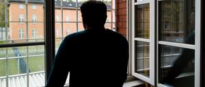 ARCHIV - 29.04.2016, Brandenburg, Eberswalde: Ein Straftäter steht vor einem vergitterten Fenster in einer Klinik für Forensische Psychiatrie (Maßregelvollzug) auf dem Gelände eines Krankenhauses. Bremen will mehr Plätze für die Unterbringung psychisch kranker Straftäter schaffen. (zu dpa «Bremer Senat entscheidet über Maßregelvollzug») Foto: Patrick Pleul/dpa-Zentralbild/dpa +++ dpa-Bildfunk +++
