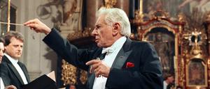 Der amerikanische Dirigent und Komponist Leonard Bernstein, hier 1990 beim Dirigieren im bayrischen Waldsassen: Auf Idagio spricht seine Tochter über ihn.