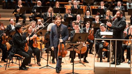 Berliner Philharmoniker mit ihrem Chefdirigenten Kirill Petrenko sowie der Bratschisten Amihai Grosz beim Benefizkonzert „Gemeinsam für die Menschlichkeit“ am 20.12.2023. 
