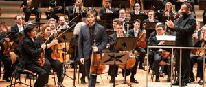 Berliner Philharmoniker mit ihrem Chefdirigenten Kirill Petrenko sowie der Bratschisten Amihai Grosz beim Benefizkonzert „Gemeinsam für die Menschlichkeit“ am 20.12.2023. 