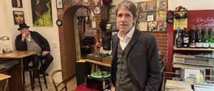 Im „Vinyl Berlin“  treffen sich die von Hans Neubauer (re.) beschriebenen „Männer aus Moabit“ besonders gern.  Im Hintergrund sitzt Joachim Wehr, Betreiber des Plattenladens in der Oldenburger Straße.