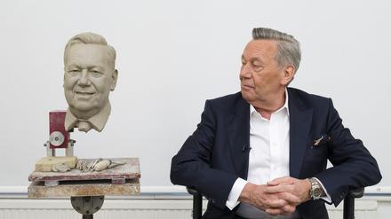 Schlagersänger Roland Kaiser neben seinem eigenen Kopf in Wachsversion. 