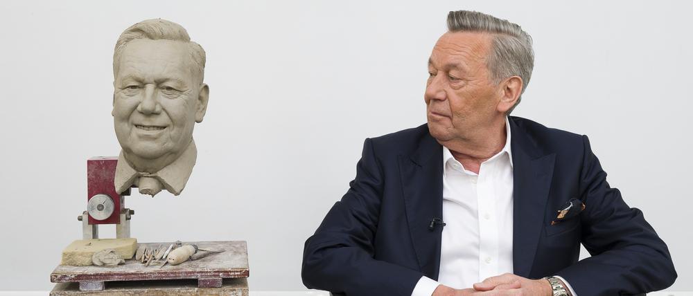 Schlagersänger Roland Kaiser neben seinem eigenen Kopf in Wachsversion.