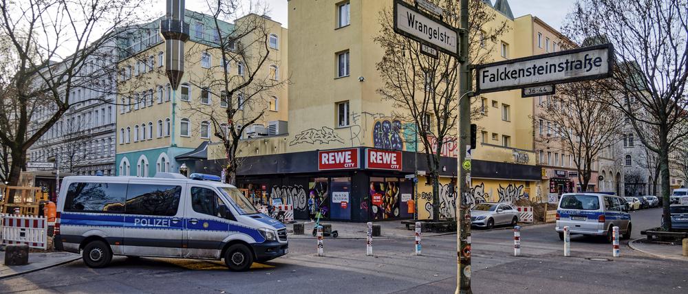 Polizei im Wrangelkiez, Falkensteinstraße,Kriminalität, Drogenhandel, kbO, kriminalitätsbelasteter Ort, Berlin-Kreuzberg, *** Police in Wrangelkiez, Falkensteinstraße,crime, drug dealing, cbO, crime-ridden area, Berlin Kreuzberg,