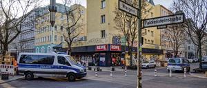 Polizei im Wrangelkiez, Falkensteinstraße,Kriminalität, Drogenhandel, kbO, kriminalitätsbelasteter Ort, Berlin-Kreuzberg, *** Police in Wrangelkiez, Falkensteinstraße,crime, drug dealing, cbO, crime-ridden area, Berlin Kreuzberg,