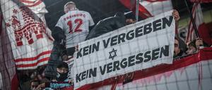 Immer wieder machen sich Fußball-Fans gegen Antisemitismus stark. 
