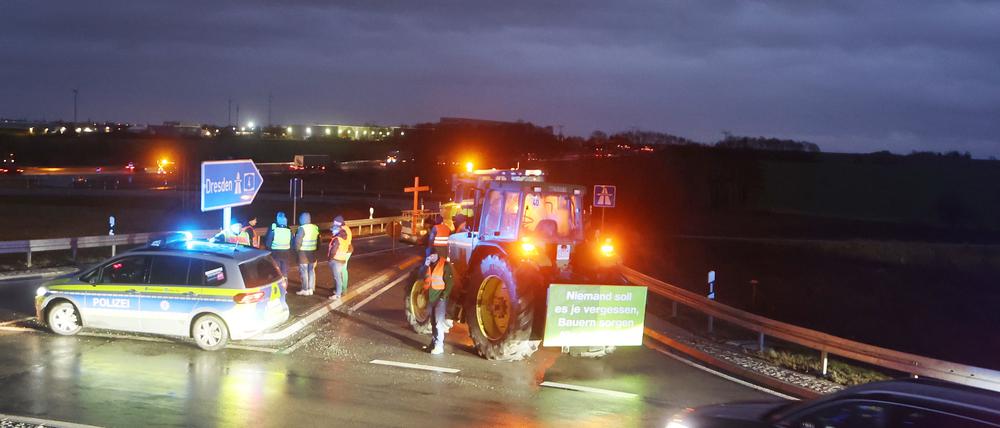 21.12.2023, Thüringen, Gera: Bauern blockieren mit ihren Traktoren die Auffahrt zur Autobahn 4 an der Anschlussstelle Gera-Leumnitz.