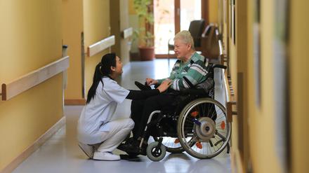 Deutschland will Pflegefachkräfte aus dem Ausland anwerben, für diese ist das aber nicht unbedingt attraktiv. 
