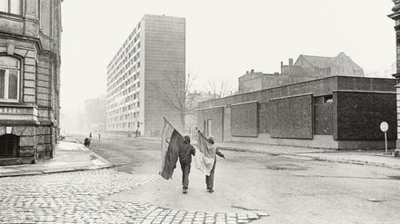 1976 fotografierte Evelyn Richter im Leipziger Musikviertel zwei heimkehrende Fahnenträger.