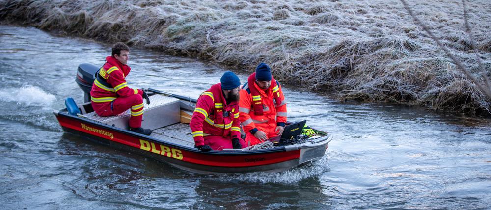 Einsatzkräfte der DLRG suchten per Sonarabsuche das Gewässer der Lauchert nach dem zweijährigen Kind ab.