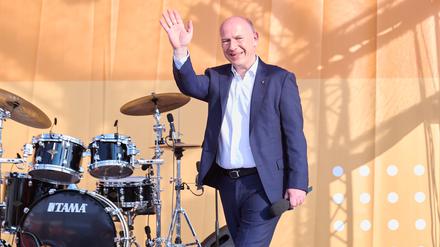 War zum Eklat schon nicht mehr bei der Party: Bürgermeister Kai Wegner (CDU)