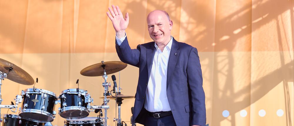 War zum Eklat schon nicht mehr bei der Party: Bürgermeister Kai Wegner (CDU)