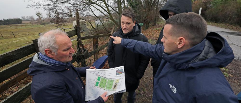 Neue Sportfläche in der Amundsenstraße? In Potsdam fehlen stadtweit mehr als zehn Flächen für Sportplätze. Seit fast vier Jahren versuchen die Stadtpolitiker Clemens Viehrig (v.r.), Leon Troche und Sascha Krämer eine Sportfläche im Potsdamer Norden zu entwickeln. Gemeinsam mit dem Beigeordneten Bernd Rubelt prästentierten sie eine Potenzialfläche. 
