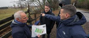 Neue Sportfläche in der Amundsenstraße? In Potsdam fehlen stadtweit mehr als zehn Flächen für Sportplätze. Seit fast vier Jahren versuchen die Stadtpolitiker Clemens Viehrig (v.r.), Leon Troche und Sascha Krämer eine Sportfläche im Potsdamer Norden zu entwickeln. Gemeinsam mit dem Beigeordneten Bernd Rubelt prästentierten sie eine Potenzialfläche. 