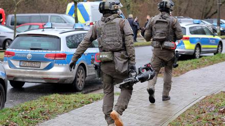 Eine Spezialeinheit der Polizei kommt bei einer geplanten Abschiebung aus einem Kirchengebäude zum Einsatz. 