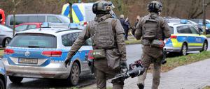 Eine Spezialeinheit der Polizei kommt bei einer geplanten Abschiebung aus einem Kirchengebäude zum Einsatz.