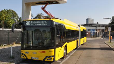 Elektro-Gelenkbus der Linie 200 an der Bus-Haltestelle Hertzallee --- Electric bus of line 200 at the bus stop Hertzallee