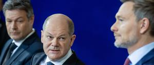 Robert Habeck (l-r, Bündnis 90/Die Grünen), Bundesminister für Wirtschaft und Klimaschutz, Bundeskanzler Olaf Scholz (SPD) und Christian Lindner (FDP), Bundesminister der Finanzen, geben ein Pressestatement zur Einigung für den Bundeshaushalt 2024 im Bundeskanzleramt.